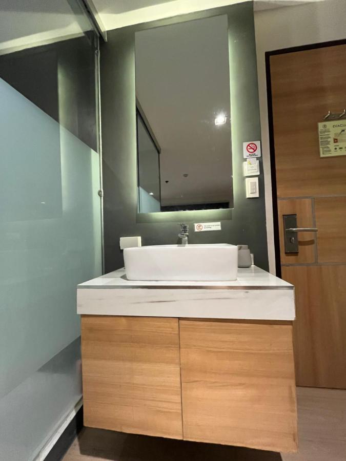 The Upperroom @ Real Suites Баколод Екстериор снимка