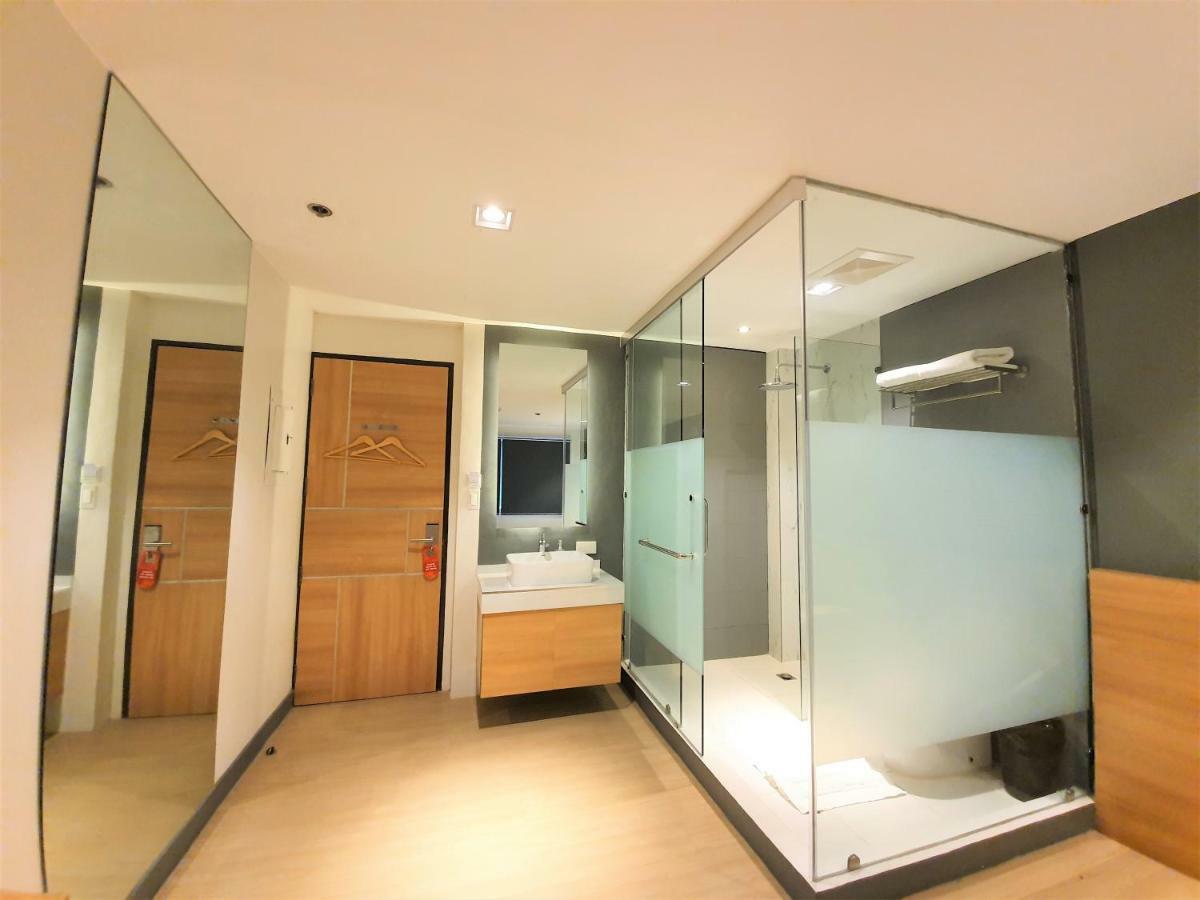 The Upperroom @ Real Suites Баколод Екстериор снимка