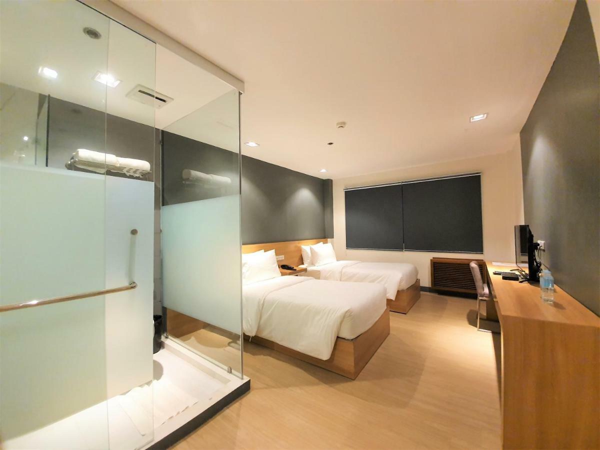 The Upperroom @ Real Suites Баколод Екстериор снимка