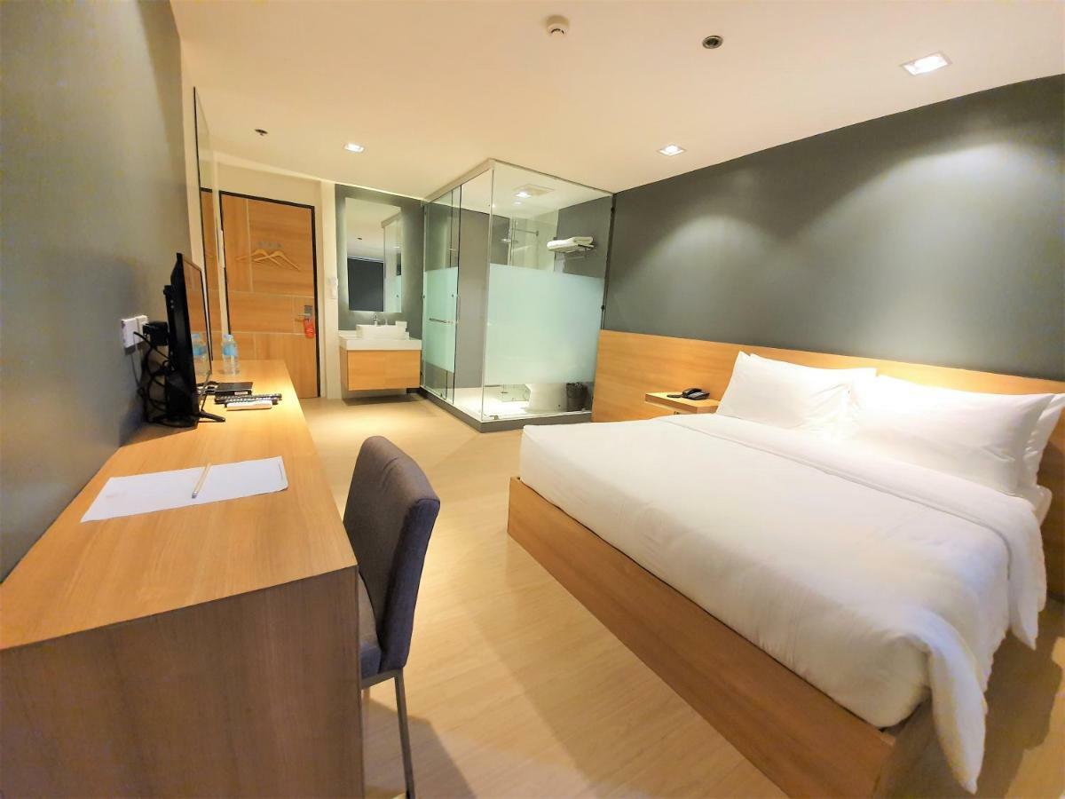 The Upperroom @ Real Suites Баколод Екстериор снимка