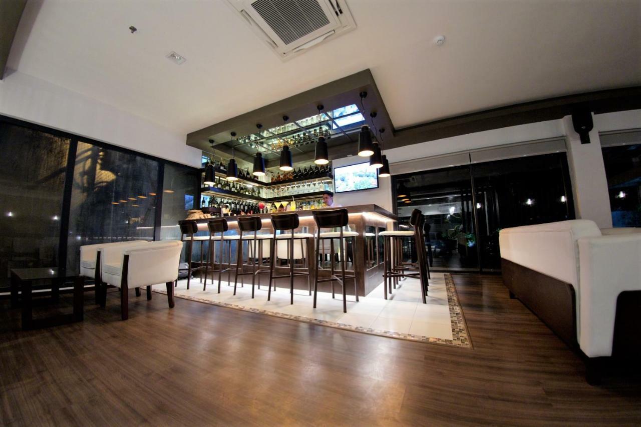 The Upperroom @ Real Suites Баколод Екстериор снимка